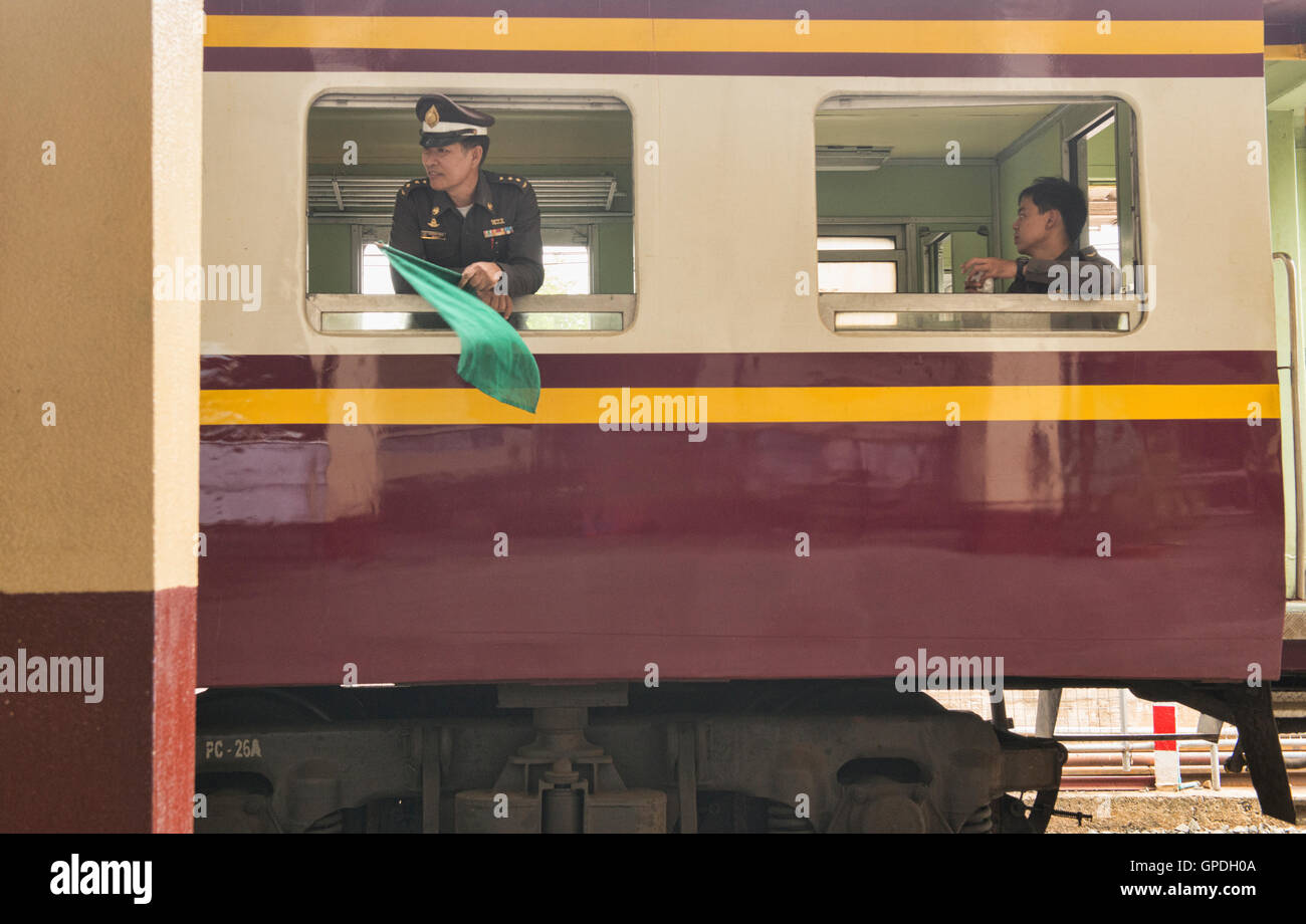 Il conduttore del treno la predisposizione di discostarsi, Thailandia Foto Stock