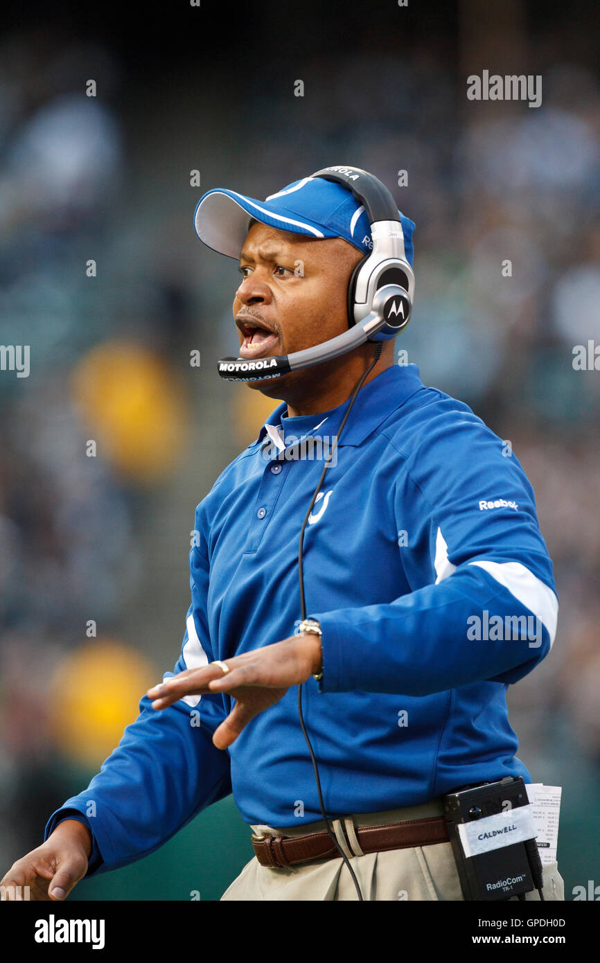Dicembre 26, 2010; Oakland, CA, Stati Uniti d'America; Indianapolis Colts head coach Jim Caldwell sugli spalti contro Oakland Raiders durante il terzo trimestre a Oakland-Alameda County Coliseum. Indianapolis sconfitto Oakland da 31-26. Foto Stock