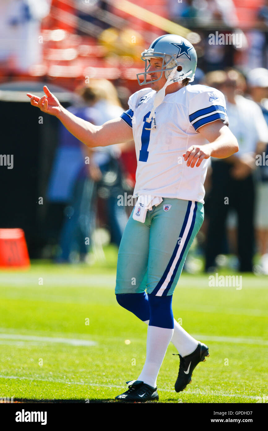 Settembre 18, 2011; San Francisco, CA, Stati Uniti d'America; Dallas Cowboys punter Mat McBriar (1) si riscalda prima della partita contro la San Francisco 49ers a Candlestick Park. Dallas sconfitto San Francisco in 27-24 ore di lavoro straordinario. Foto Stock