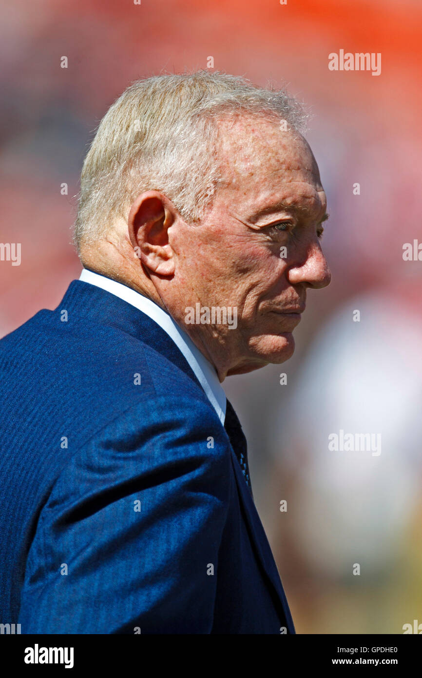 Settembre 18, 2011; San Francisco, CA, Stati Uniti d'America; Dallas Cowboys owner Jerry Jones a margine prima che la partita contro il San Francisco 49ers a Candlestick Park. Dallas sconfitto San Francisco in 27-24 ore di lavoro straordinario. Foto Stock