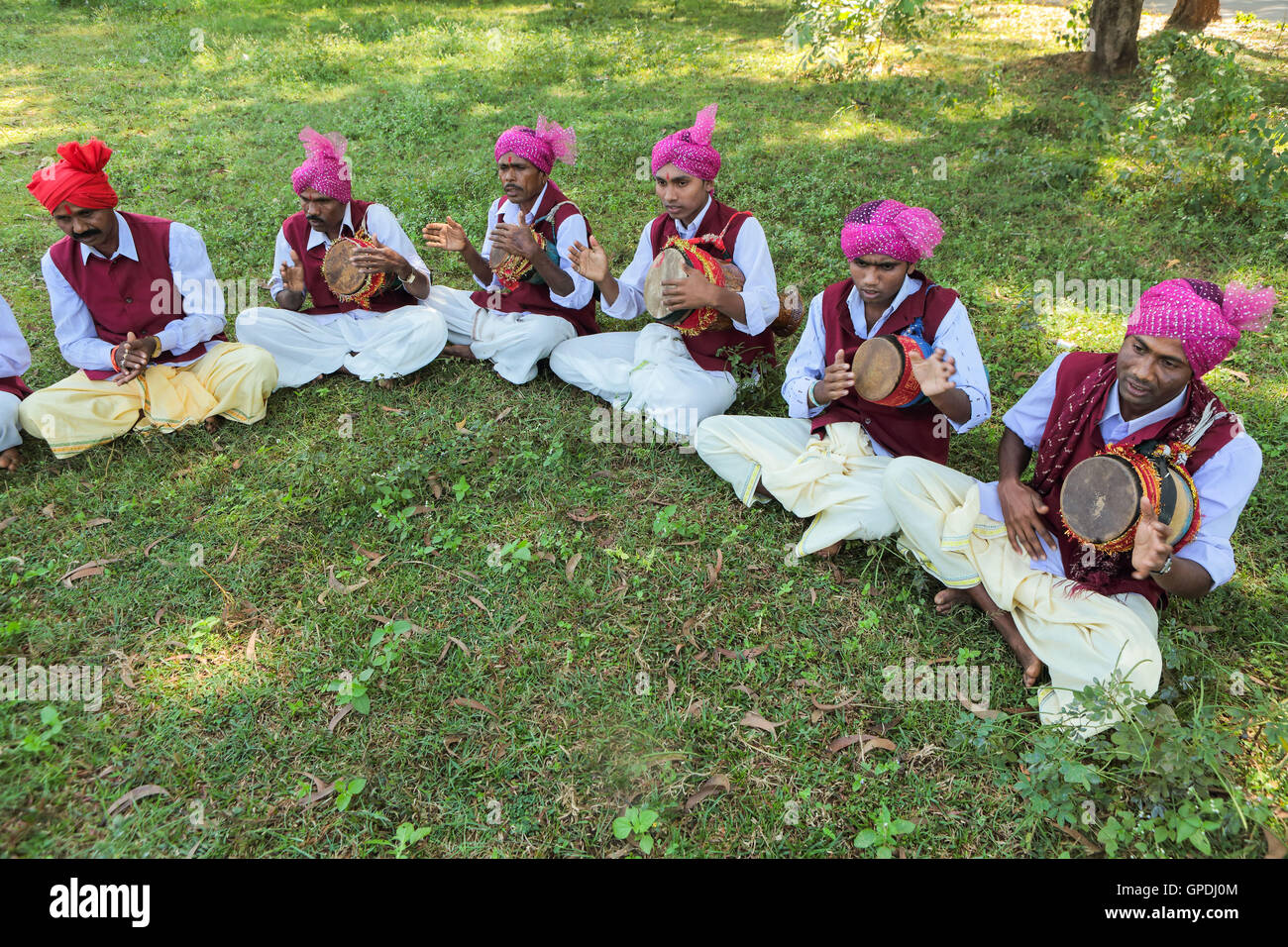 Musicisti tribali che suonano musica folk, Jagdalpur, Bastar, Chhattisgarh, India, Asia Foto Stock