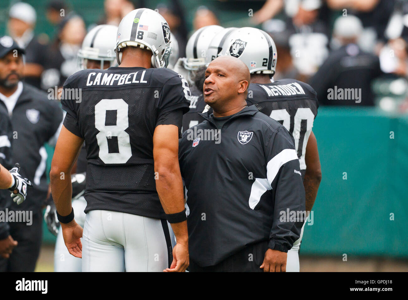 25 settembre 2011; Oakland, CA, Stati Uniti; il capo-allenatore degli Oakland Raiders Hue Jackson (a destra) parla con il quarterback Jason Campbell (a sinistra) prima della partita contro i New York Jets all'O.co Coliseum. Foto Stock