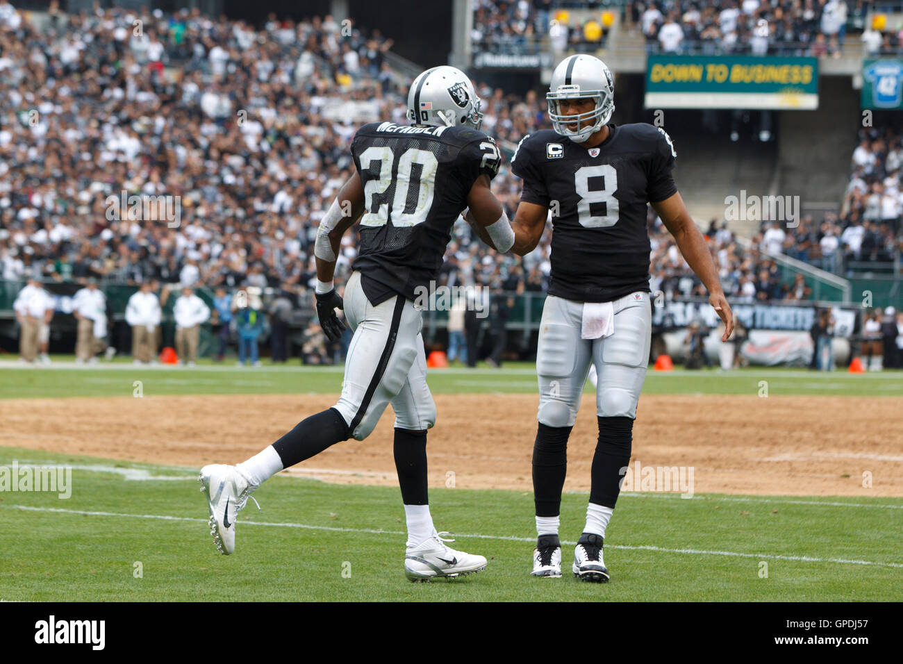 Set 25, 2011; Oakland, CA, Stati Uniti d'America; Oakland Raiders running back Darren McFadden (20) si congratula del quarterback Jason Campbell (8) dopo aver segnato un touchdown contro la New York getti durante il secondo trimestre a O.co Coliseum. Foto Stock