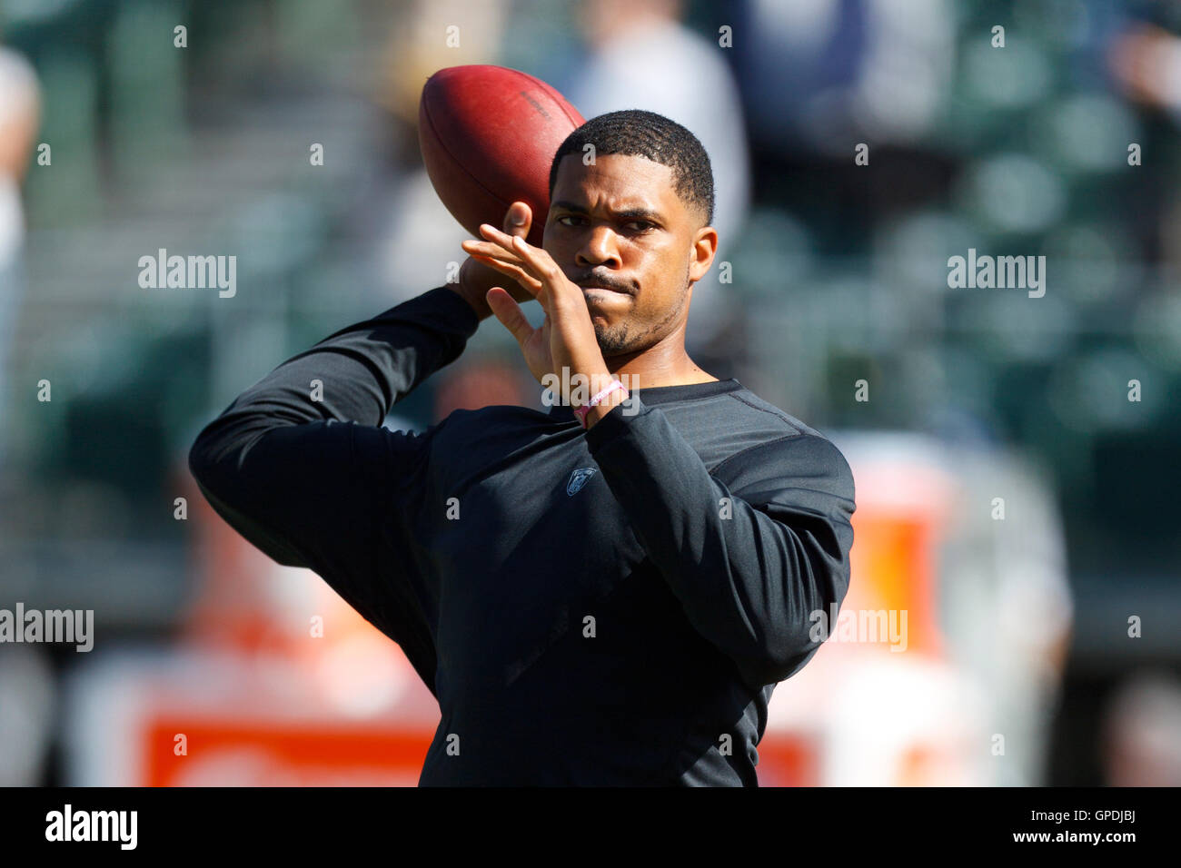 Ott 2, 2011; Oakland, CA, Stati Uniti d'America; Oakland Raiders quarterback jason campbell (8) si riscalda prima della partita contro il New England Patriots a o.co Coliseum. Foto Stock