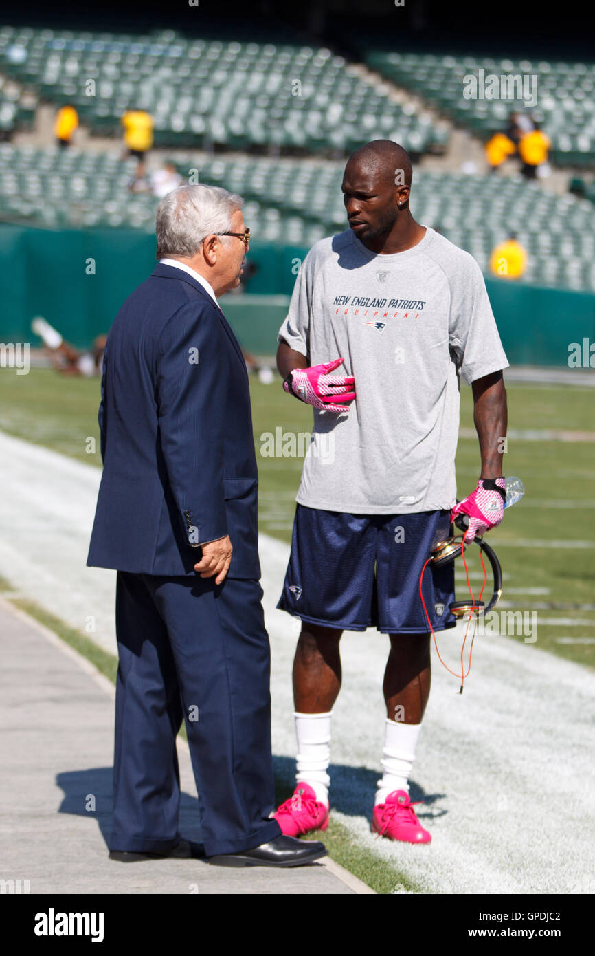 Ott 2, 2011; Oakland, CA, Stati Uniti d'America; New England Patriots proprietario Robert Kraft (sinistra) parlare di wide receiver Ochocinco Ciad (85) sugli spalti prima della partita contro Oakland Raiders a O.co Coliseum. Foto Stock