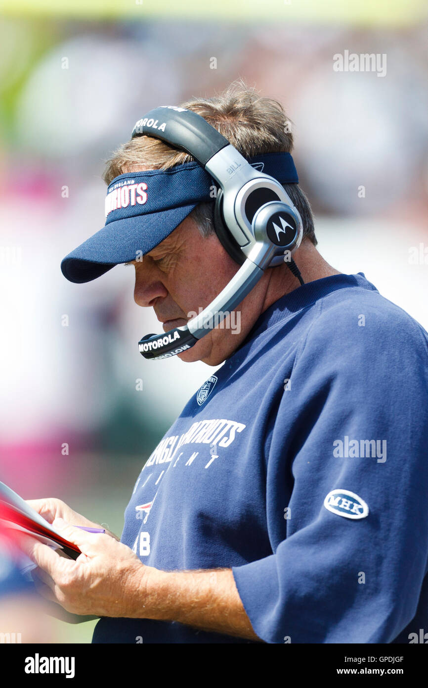 2 ottobre 2011; Oakland, CA, Stati Uniti; il capo-allenatore dei New England Patriots Bill Belichick ai margini contro gli Oakland Raiders durante il primo quarto all'O.co Coliseum. Foto Stock