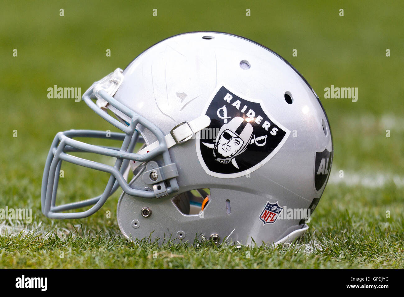 Dic 18, 2011; Oakland, CA, Stati Uniti d'America; una vista dettagliata di una Oakland Raiders casco in campo prima della partita contro la Detroit Lions a o.co Coliseum. Foto Stock