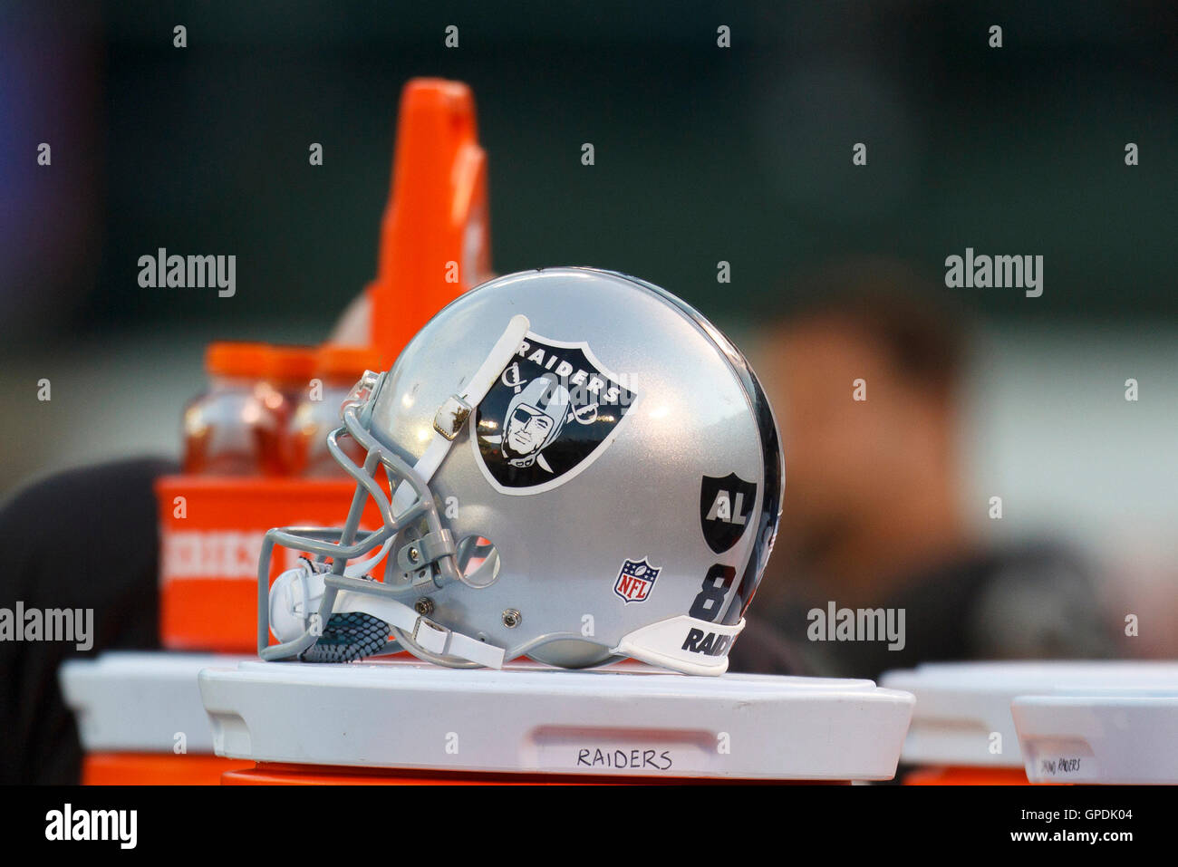 Dic 18, 2011; Oakland, CA, Stati Uniti d'America; vista dettagliata di un Oakland Raiders casco in disparte durante il quarto trimestre contro la Detroit Lions a o.co coliseum. detroit sconfitto oakland 28-27. Foto Stock