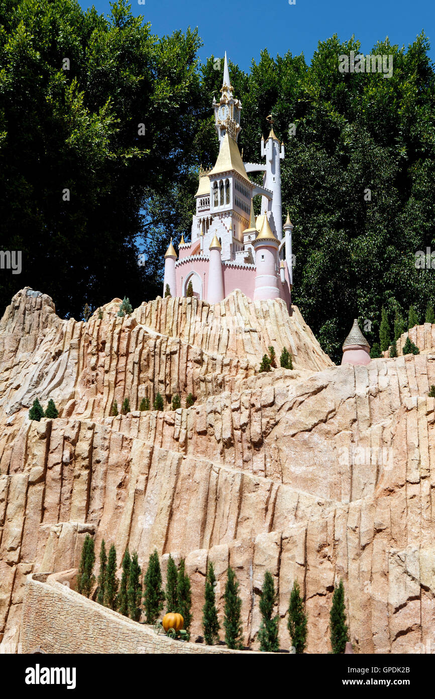 Display del castello sulla terra Storybook Battelli ride, Disneyland Resort, Anaheim, California, Stati Uniti d'America Foto Stock