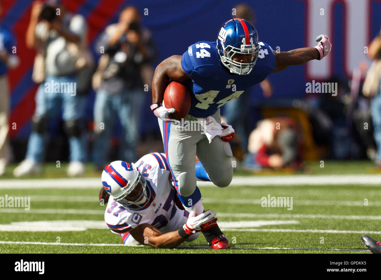 Oct 16, 2011; East Rutherford, NJ, Stati Uniti d'America; new york giants running back ahmad bradshaw (44) viene affrontato da Buffalo Bills sicurezza forte george Wilson (37) durante il secondo trimestre a metlife stadium. Foto Stock