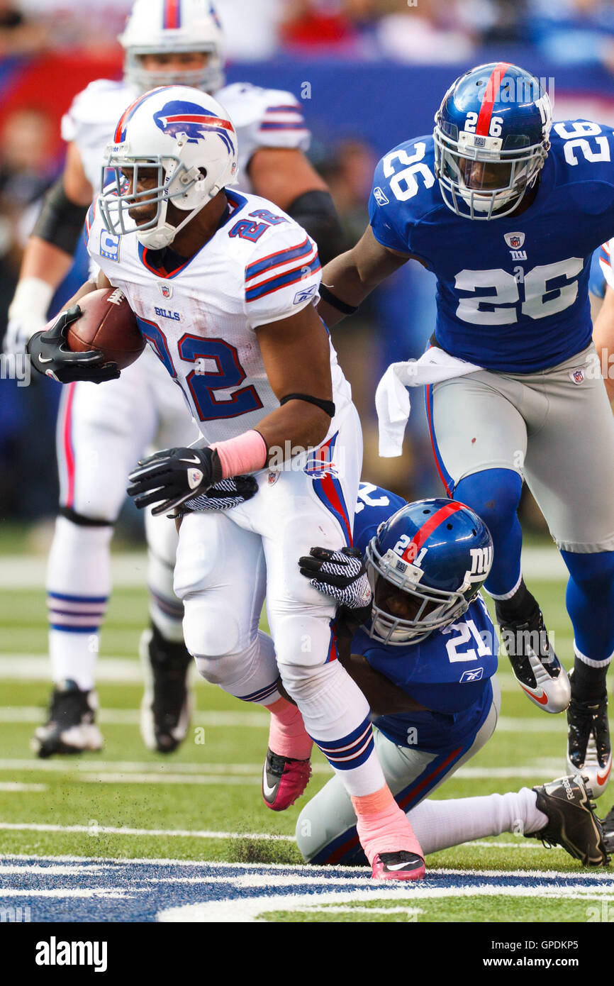 Oct 16, 2011; East Rutherford, NJ, Stati Uniti d'America; Buffalo Bills running back Fred Jackson (22) viene affrontato da New York Giants di sicurezza forte Kenny Phillips (21) durante il terzo trimestre a MetLife Stadium. New York sconfitto Buffalo 27-24. Foto Stock