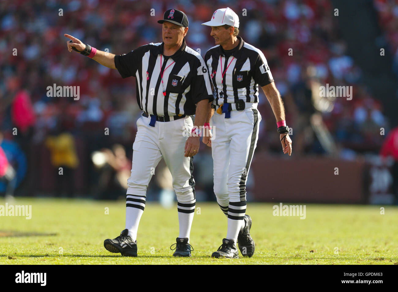 Oct 30, 2011; San Francisco, CA, Stati Uniti d'America; NFL torna giudice Keith Ferguson (sinistra) e arbitro Bill Leavy (destra) parlare durante il quarto trimestre tra San Francisco 49ers e Cleveland Browns a Candlestick Park. San Francisco ha sconfitto Cleveland 20-10. Foto Stock