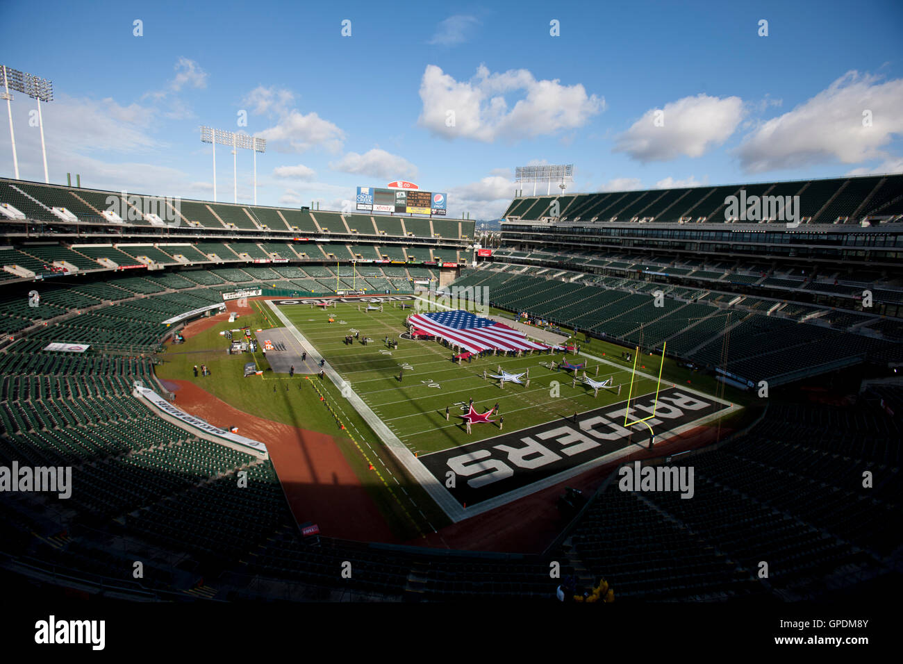 6 novembre 2011; Oakland, CA, Stati Uniti; vista generale dell'O.co Coliseum con una bandiera americana sul campo prima della partita tra gli Oakland Raiders e i Denver Broncos. Foto Stock