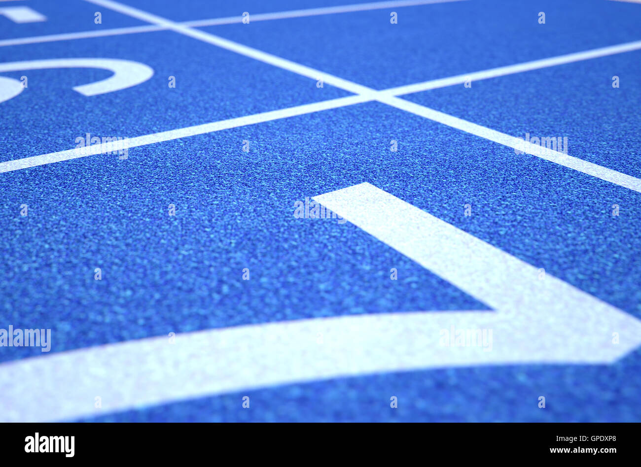 Un 3D rendering di una sezione della linea di partenza di un blu pista atletica lane in ore diurne Foto Stock