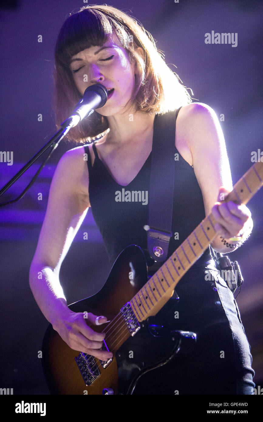 Segrate Milano Italia. 01 settembre 2016. La band inglese figlia si esibisce dal vivo sul palco presso il Circolo Magnolia durante 'ONU Altro Foto Stock