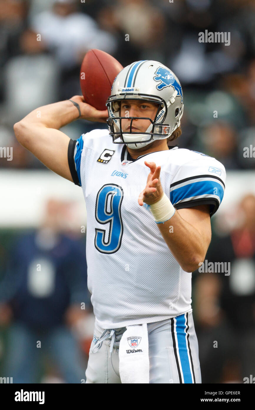 Dic 18, 2011; Oakland, CA, Stati Uniti d'America; Detroit Lions quarterback Matthew Stafford (9) passa la palla contro Oakland Raiders durante il primo trimestre a O.co Coliseum. Foto Stock