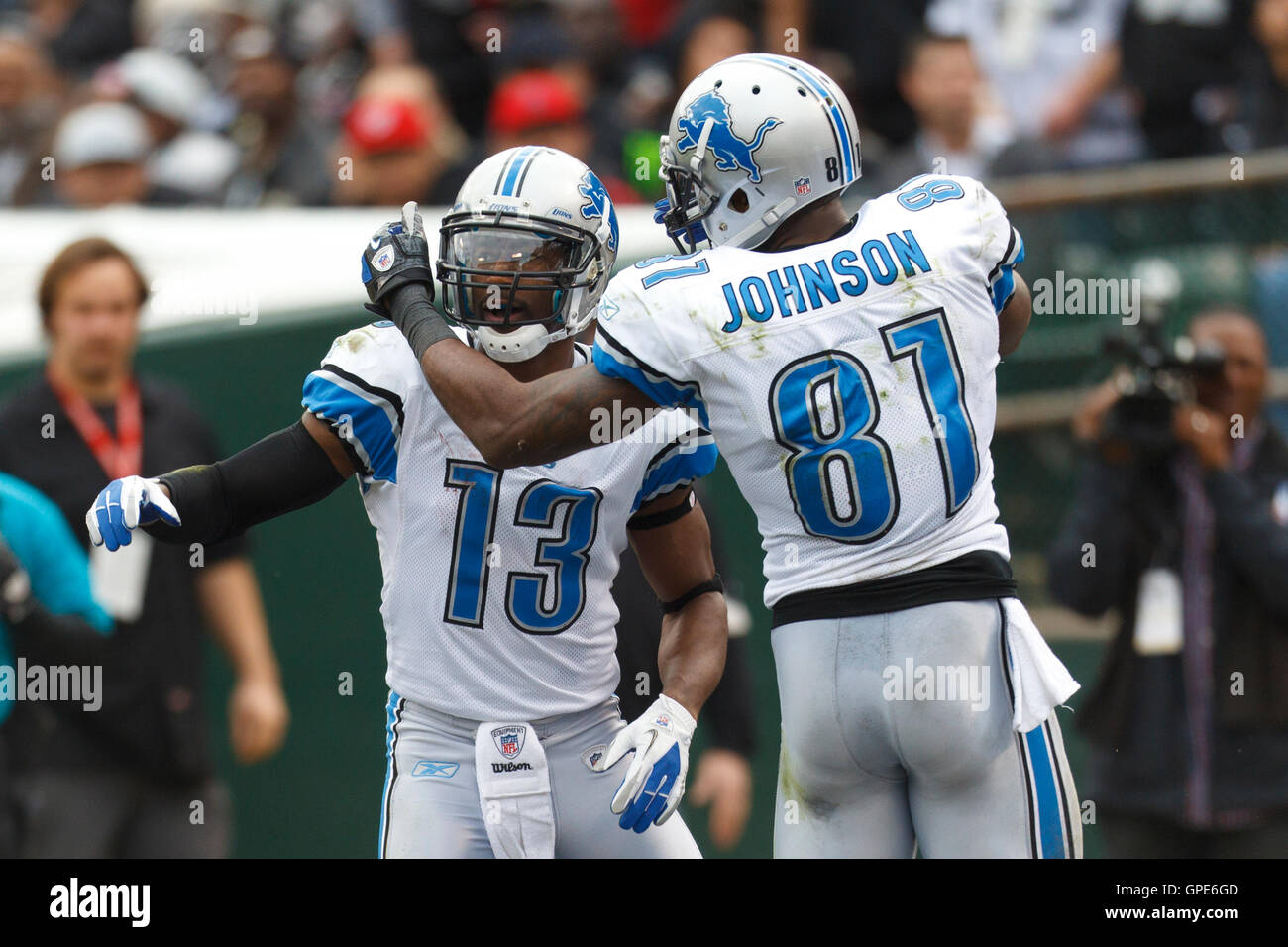 18 dicembre 2011; Oakland, CA, Stati Uniti; il wide receiver dei Detroit Lions Nate Burleson (13) si congratulò con il wide receiver dei Detroit Lions Calvin Johnson (81) dopo aver segnato un touchdown contro gli Oakland Raiders durante il secondo quarto all'O.co Coliseum. Foto Stock