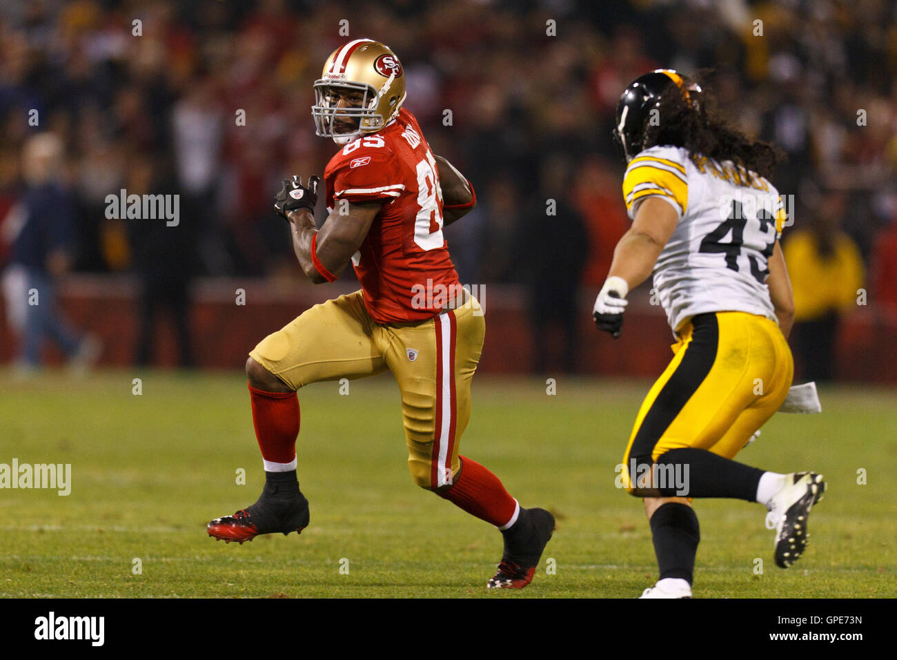 Dic 19, 2011; San Francisco, CA, Stati Uniti d'America; San Francisco 49ers stretto fine Vernon Davis (85) si precipita verso il campo di Pittsburgh Steelers strong safety Troy Polamalu (43) durante il terzo trimestre al Candlestick Park. San Francisco ha sconfitto Pittsburgh 20-3. Foto Stock