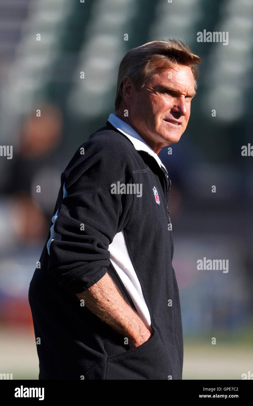 Jan 1, 2012; Oakland, CA, Stati Uniti d'America; Oakland Raiders coordinatore offensivo al Saunders in campo prima della partita contro i San Diego Chargers a O.co Coliseum. San Diego ha sconfitto Oakland 38-26. Foto Stock