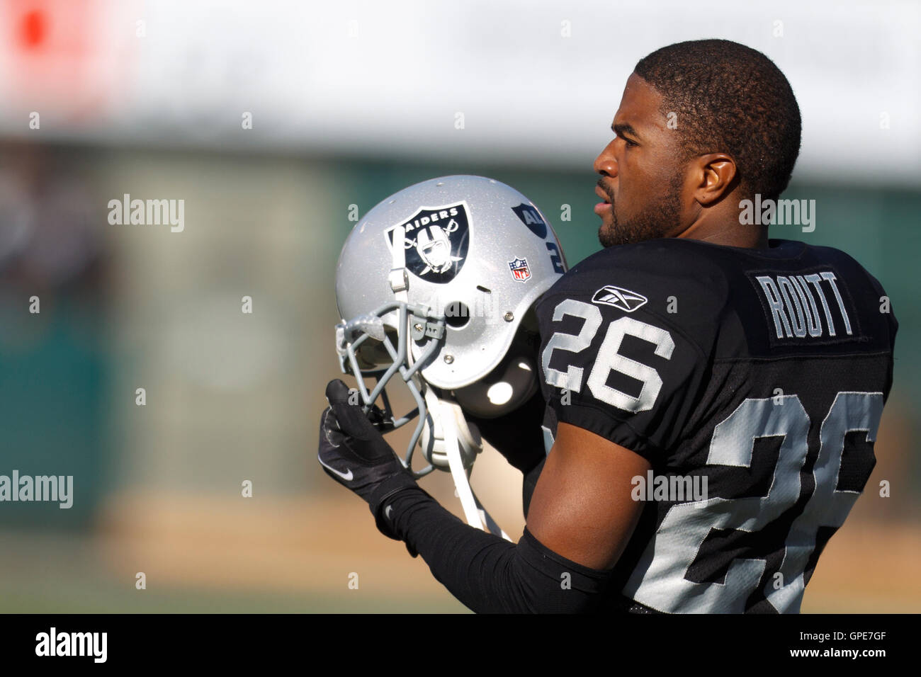 Jan 1, 2012; Oakland, CA, Stati Uniti d'America; Oakland Raiders cornerback stanford routt (26) si riscalda prima di una partita contro i San Diego Chargers presso l'o.co coliseum. san diego sconfitto oakland 38-26. Foto Stock