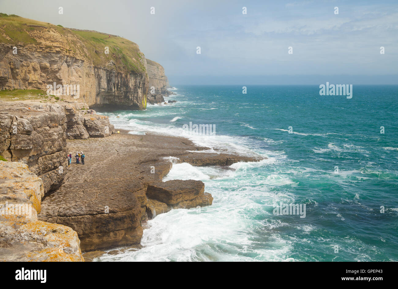 Onde che si infrangono sulla battuta di ballo sulla isola di Purbeck Dorset. Foto Stock