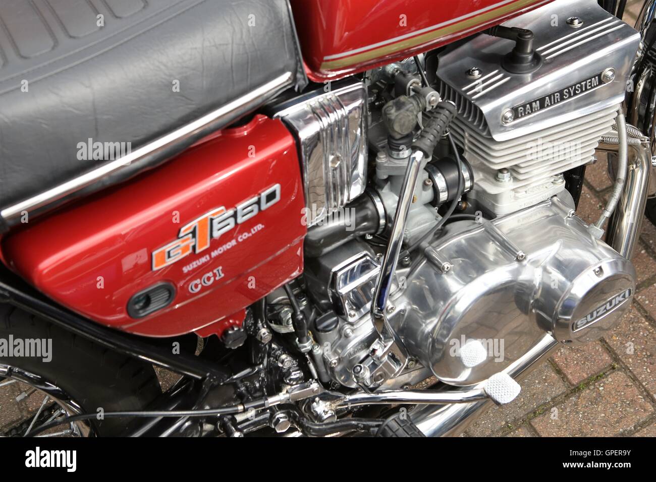 Susuki GT 550 moto nel classico rosso 2 cp motore close up Foto Stock
