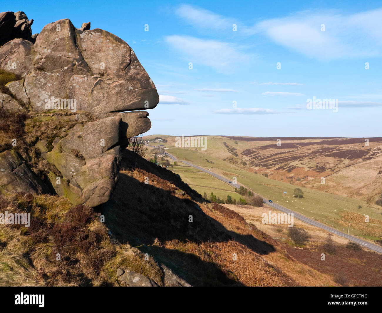 Un "volto" nelle rocce Ramshaw, gritstone una cresta che domina la A53 nei pressi di porro nel Parco Nazionale di Peak District, Staffordshire Foto Stock