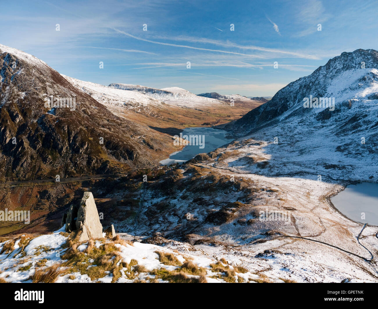 La valle Ogwen in Snowdonia, mostrando Llyn Ogwen e parte del Llyn Idwal e le montagne di Pen yr Ole Wen e Tryfan Foto Stock