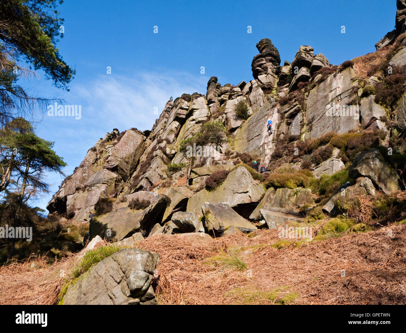 Arrampicatori presso il roaches, una scarpata gritstone nel Parco Nazionale di Peak District in Staffordshire Foto Stock