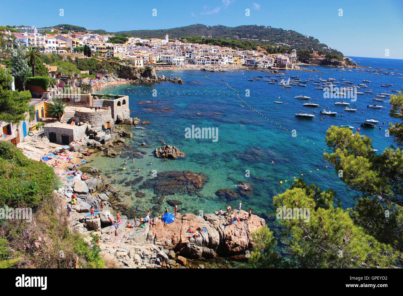 GIRONA/Spagna - 13 agosto 2016: per coloro che godono di estate su un trasparente pulita spiaggia nel villaggio di Calella de Palafrugell Foto Stock
