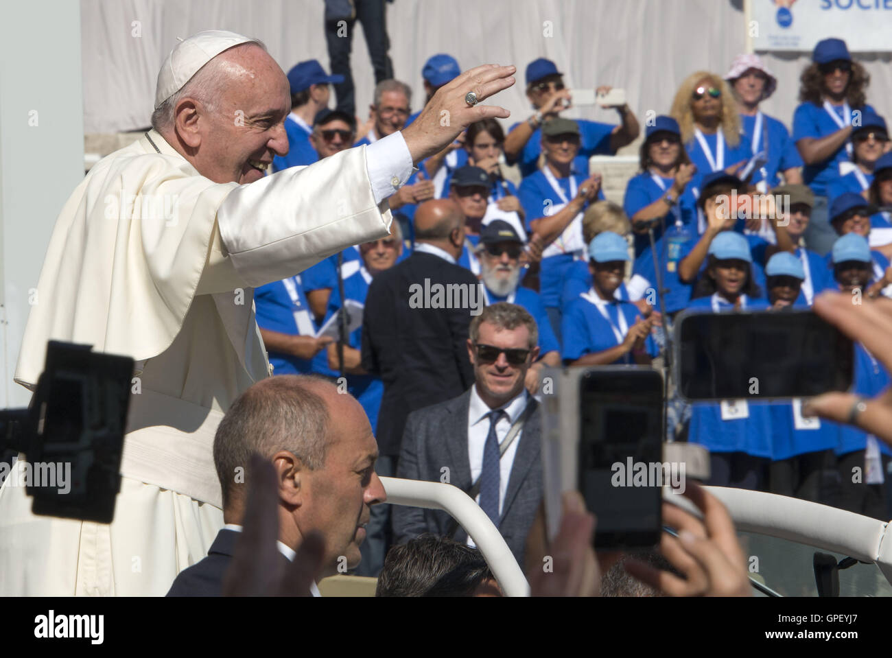 Papa Francesco saluto la folla durante la canonizzazione di Madre Teresa Foto Stock