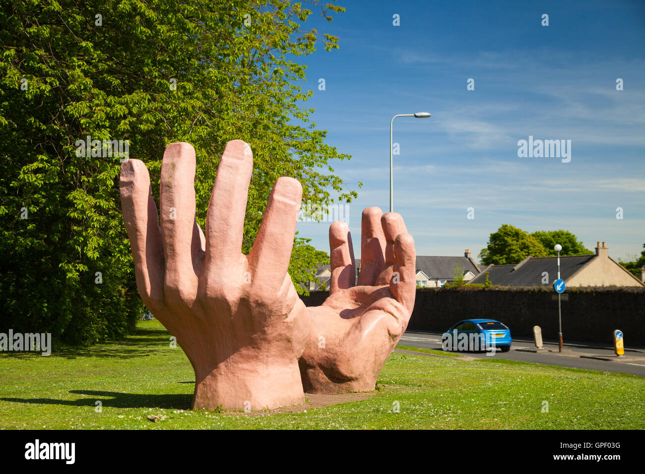 Grande scultura mani proveniente dal terreno in Glenrothes, Fife, Scozia. Foto Stock