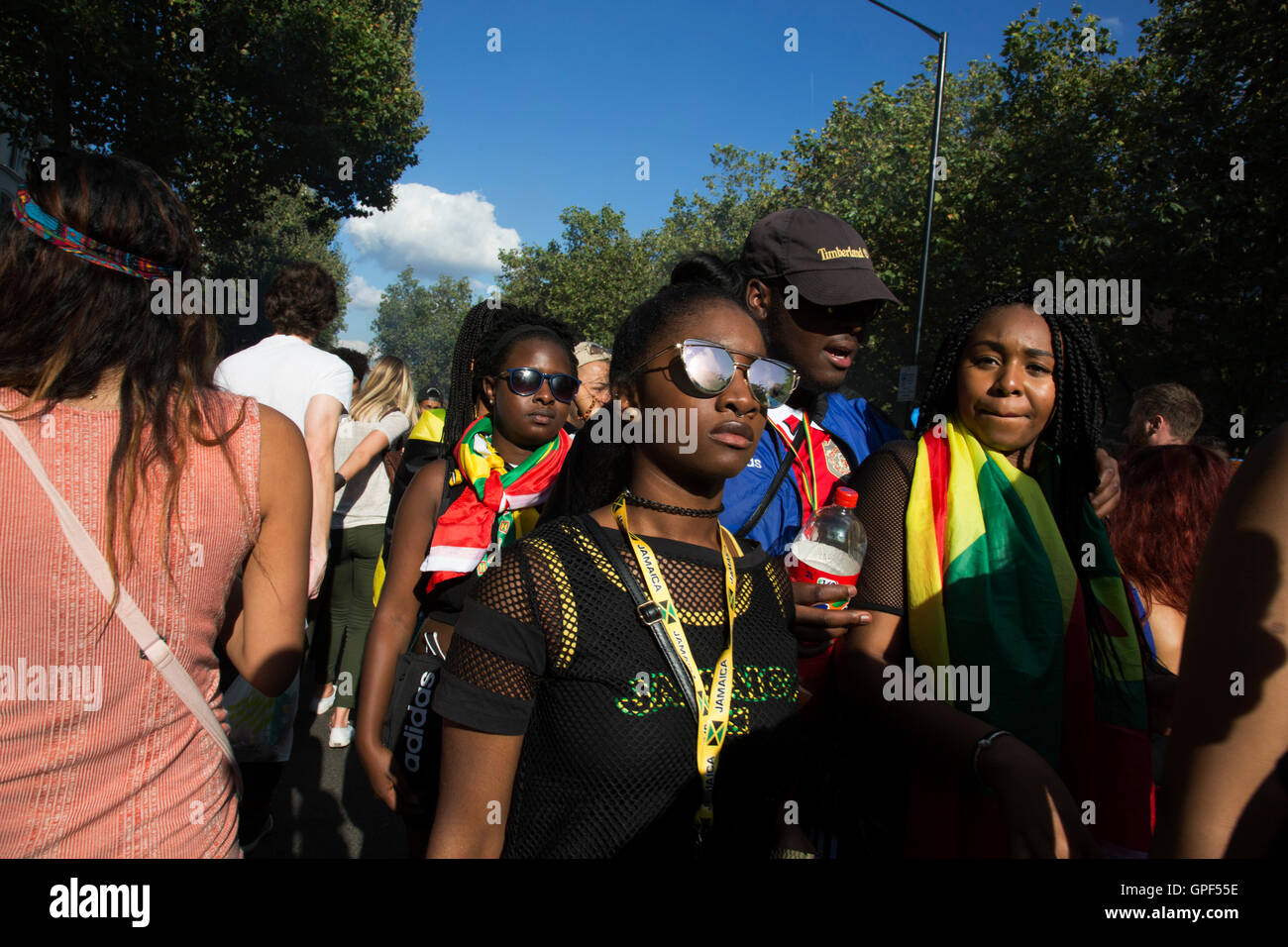 Luce della Sera su Westbourne Park Road Lunedì 28 Agosto 2016 in occasione del cinquantesimo carnevale di Notting Hill a ovest di Londra. Una celebrazione di West Indian / Caraibi cultura e pi grande deuropa street party, festival e la parata. Festaioli entrano nelle loro centinaia di migliaia di persone per divertirsi, danza, bere e lasciar andare nell'atmosfera brillante. Esso è guidato dai membri del West Indian / comunità dei Caraibi, particolarmente il Trinidadian e Tobagonian popolazione britannica, molti dei quali hanno vissuto nella zona fin dagli anni cinquanta. Il carnevale ha attirato fino a 2 milioni di persone in passato e centri intorno a una sfilata Foto Stock