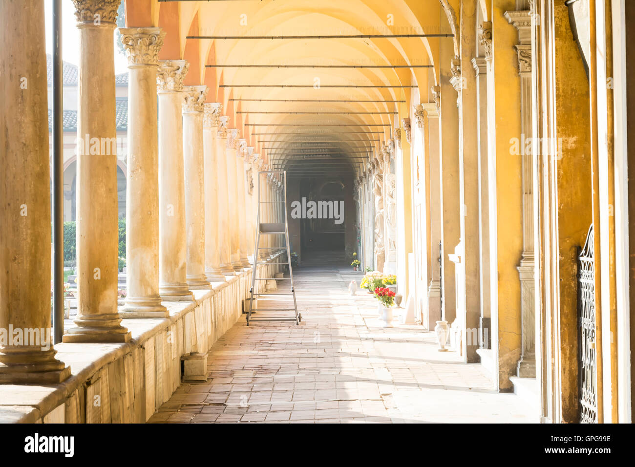 Bologna,Italia-dicembre 7,2016:Arcade all'interno del cimitero monumentale della Certosa di Bologna durante una giornata di sole. Foto Stock