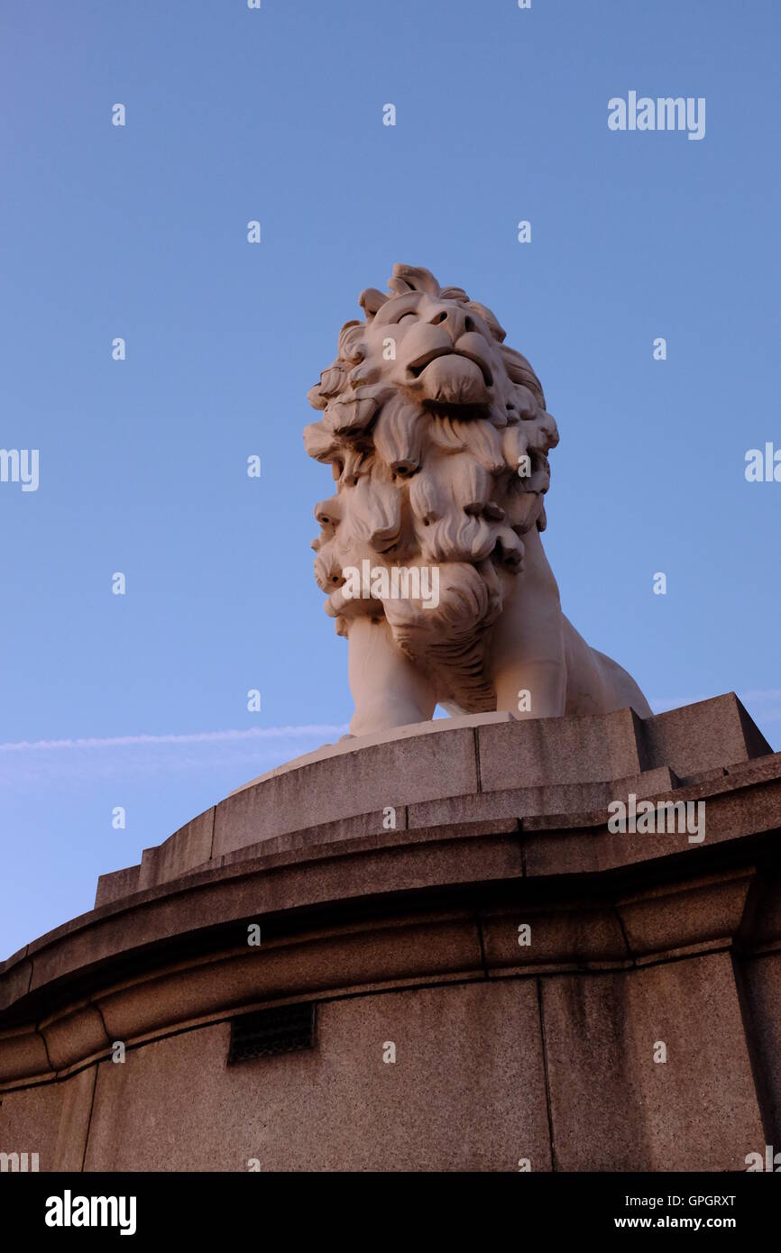 Statua di un orgoglioso cercando di Lion su un plinto contro un cielo blu su London South Bank Foto Stock