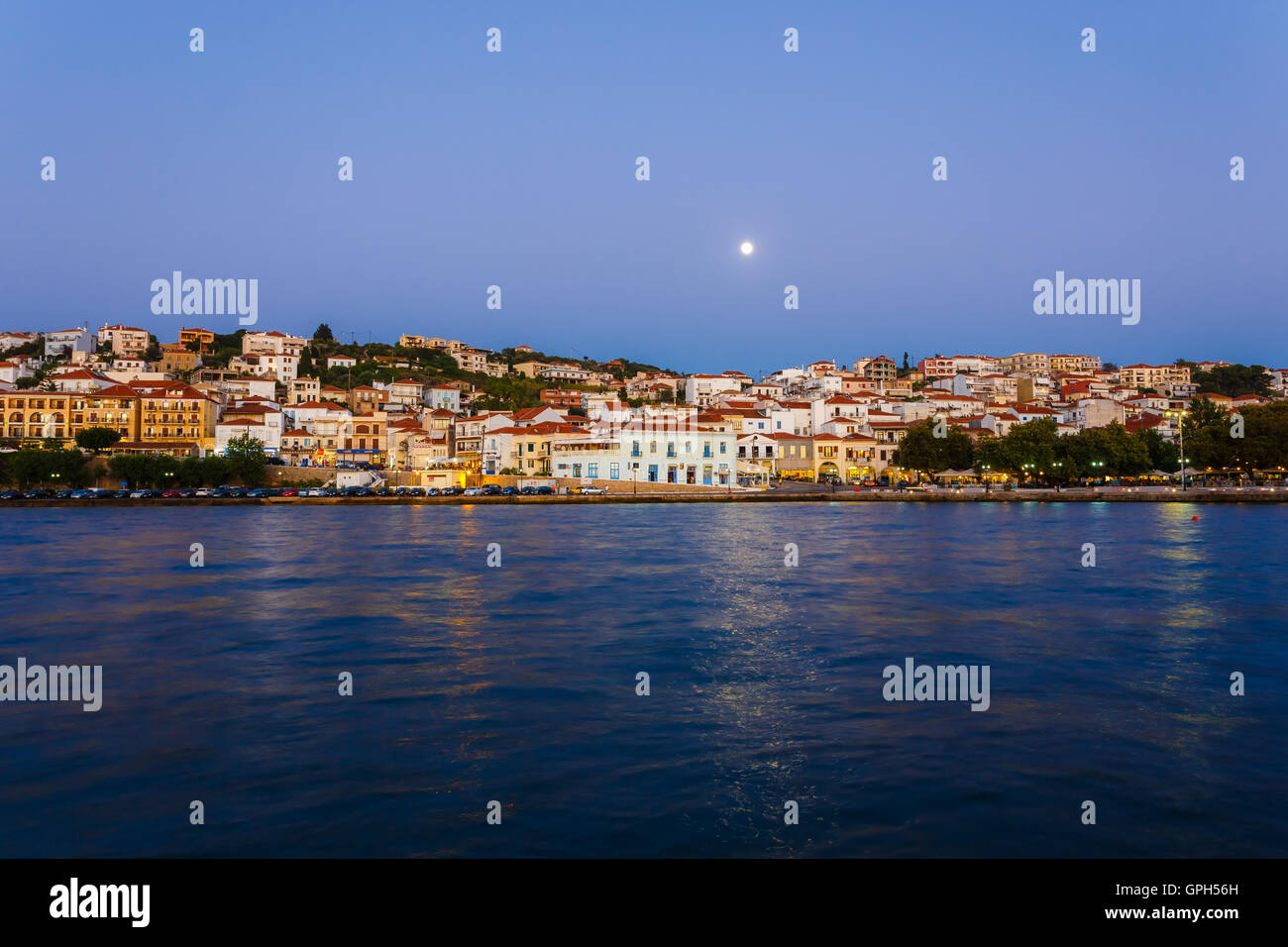 Vista panoramica della città di Pilos situato a sud della Grecia con la luna sopra la città, catturati al tramonto Foto Stock