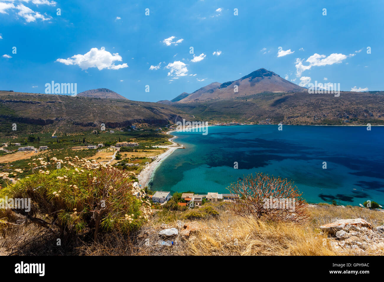 Vista panoramica di Neo Itilo bay mostrando i colori vivaci del Greco marini, situato nel sud del Peloponneso, Mani Laconia Foto Stock