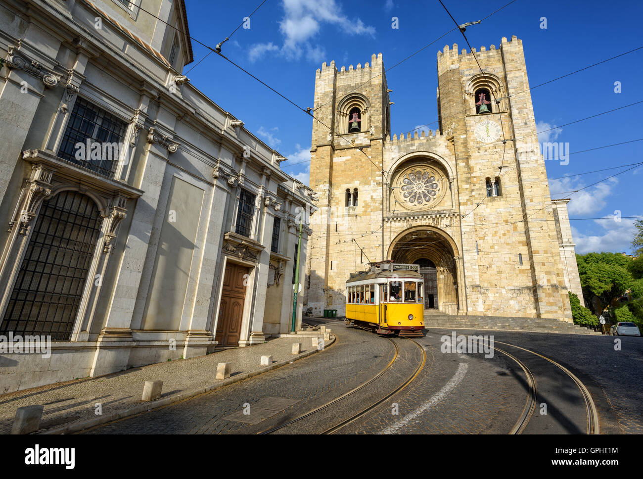 Il vecchio tram davanti al duomo a Lisbona, Portogallo Foto Stock
