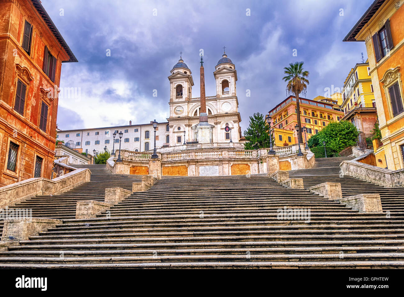 Scalinata di piazza di Spagna e Trinità dei Monti chiesa, una famosa destinazione turistica a Roma, Italia Foto Stock
