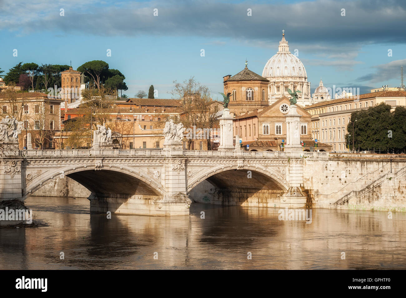 Vista della Basilica di San Pietro e i ponti del fiume Tevere a Roma, Italia Foto Stock