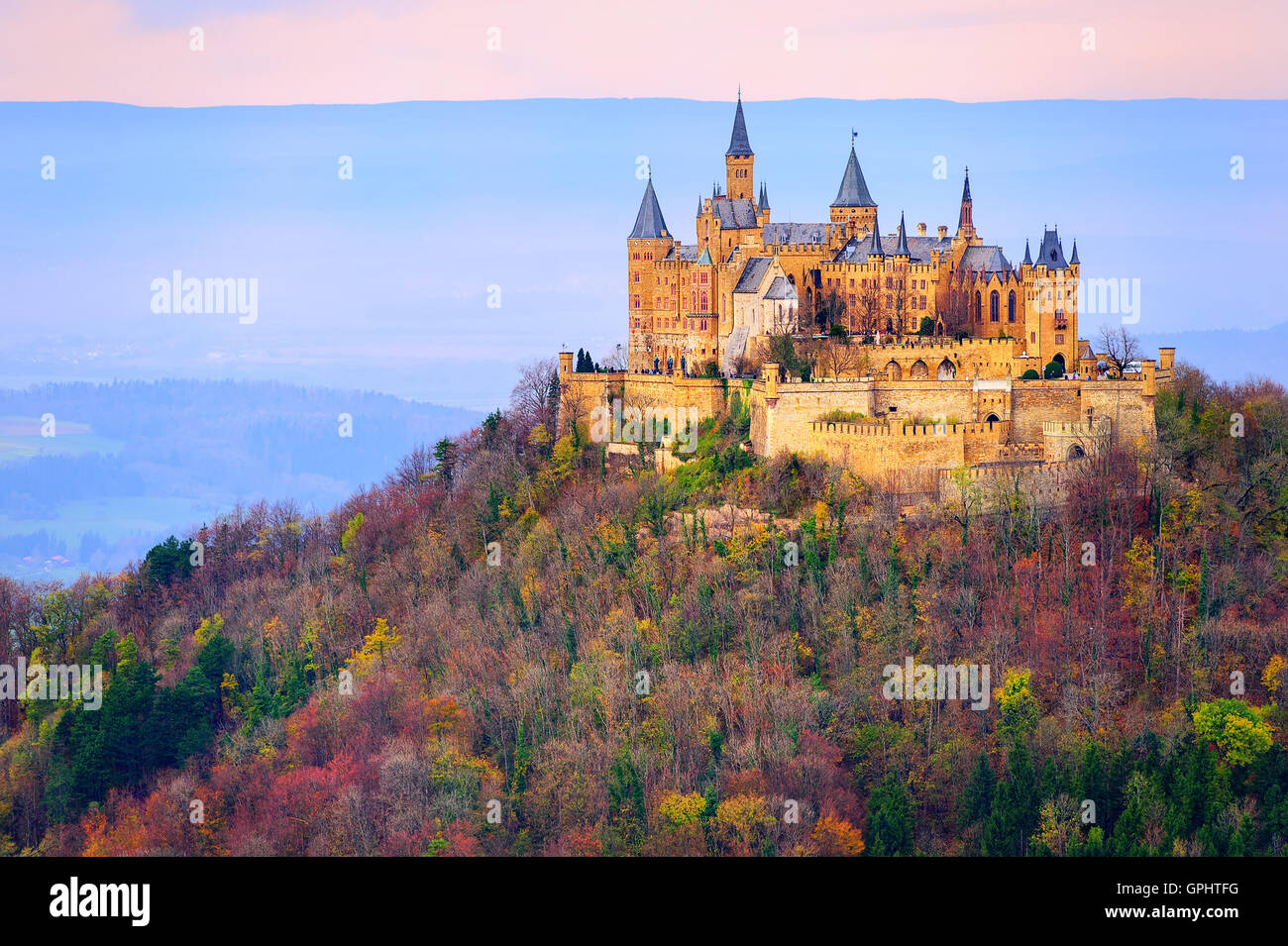 Hohenzollern Castello, Stoccarda, Germania, nella luce del mattino Foto Stock