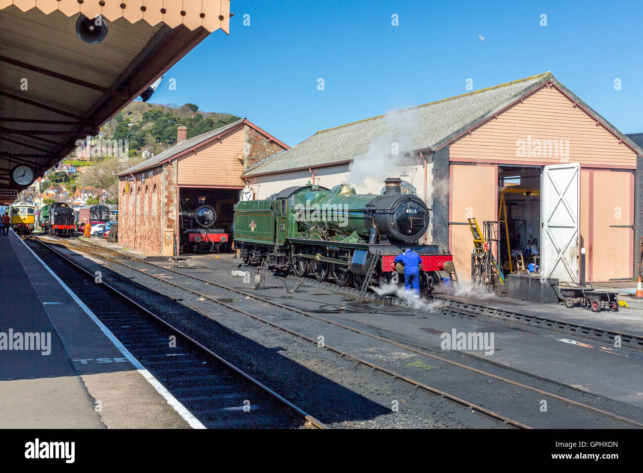 Ex-GWR vapore loco 4396 'Kinlet Hall' ricevere attenzione da installatori a Minehead stazione, West Somerset Railway, England, Regno Unito Foto Stock