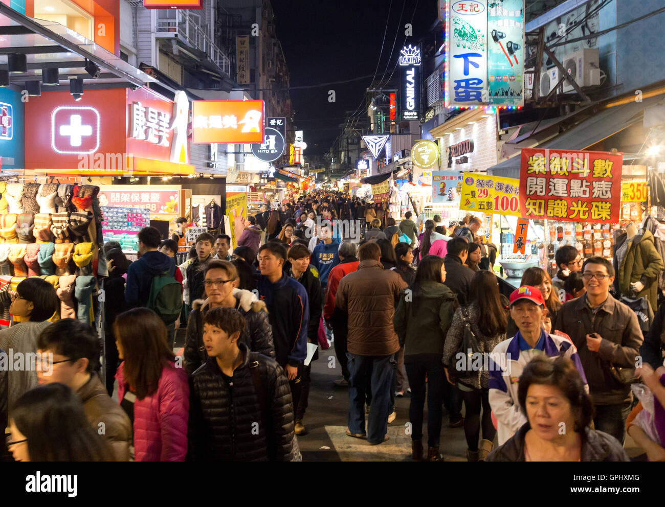 Taipei, Taiwan - 04 Gennaio 2015: vicolo pieno di gente al mercato notturno nel distretto di Shilin Foto Stock