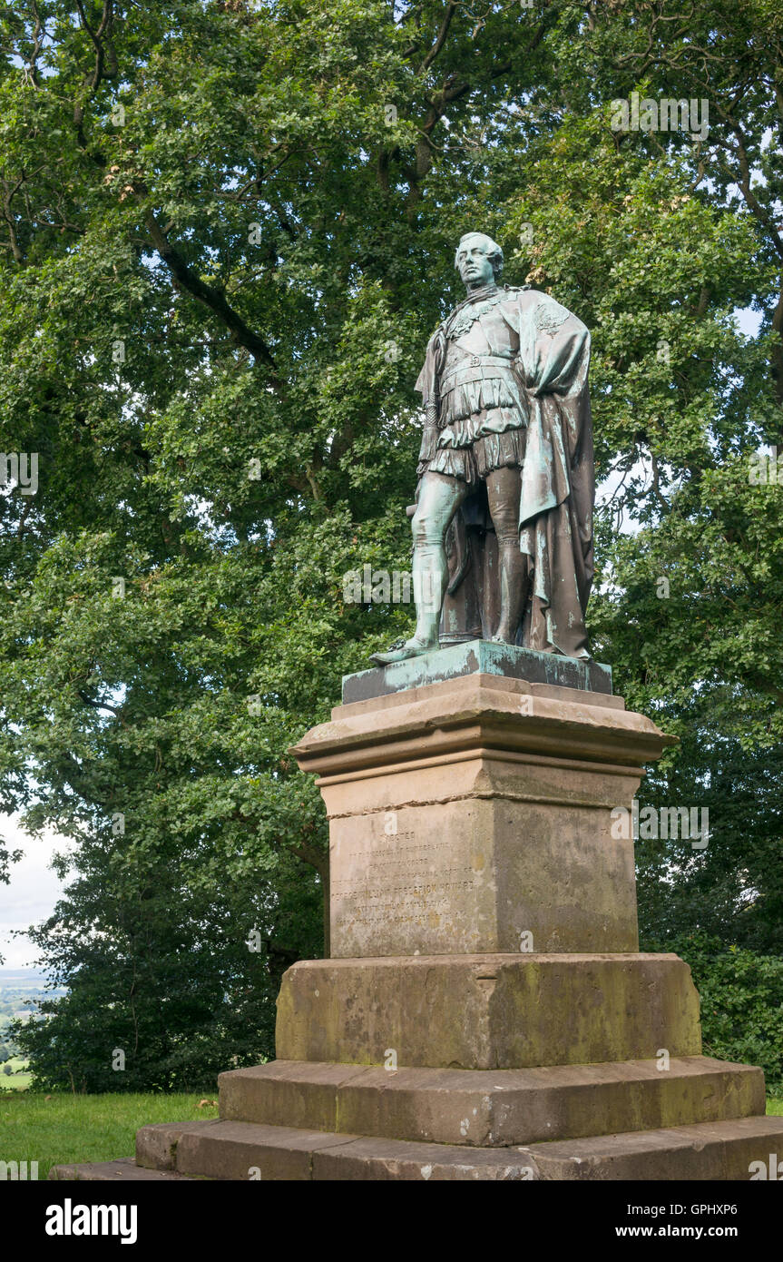 Statua commemorativa del VII conte di Carlisle, George Howard, sulla sommità di Brampton Mote, Cumbria, England, Regno Unito Foto Stock