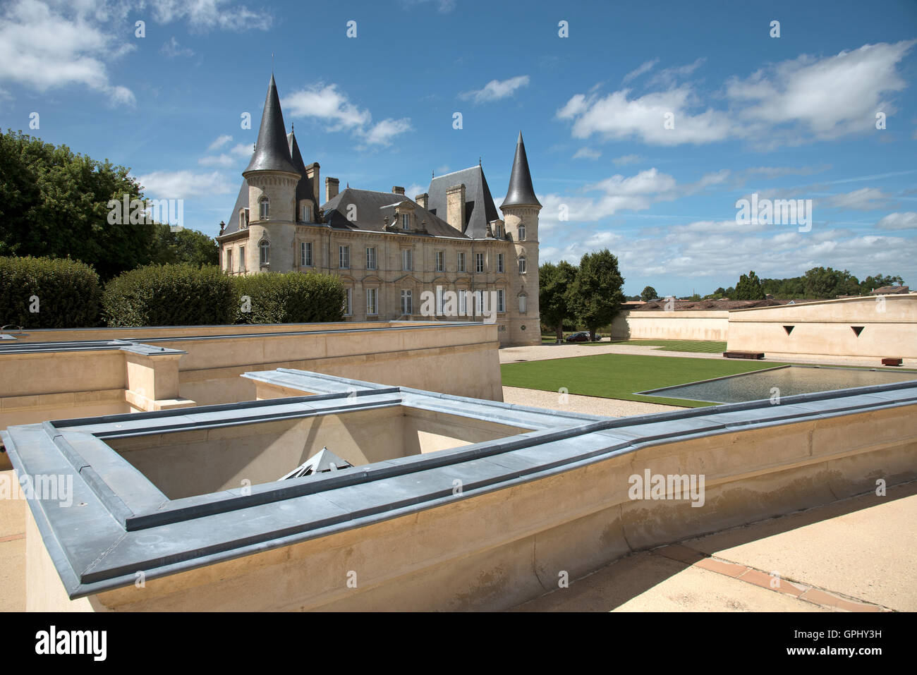 Pauillac Bordeaux Francia - La storica Chateau Pichon Longueville Baron situato lungo la strada dei vini di Pauillac Foto Stock