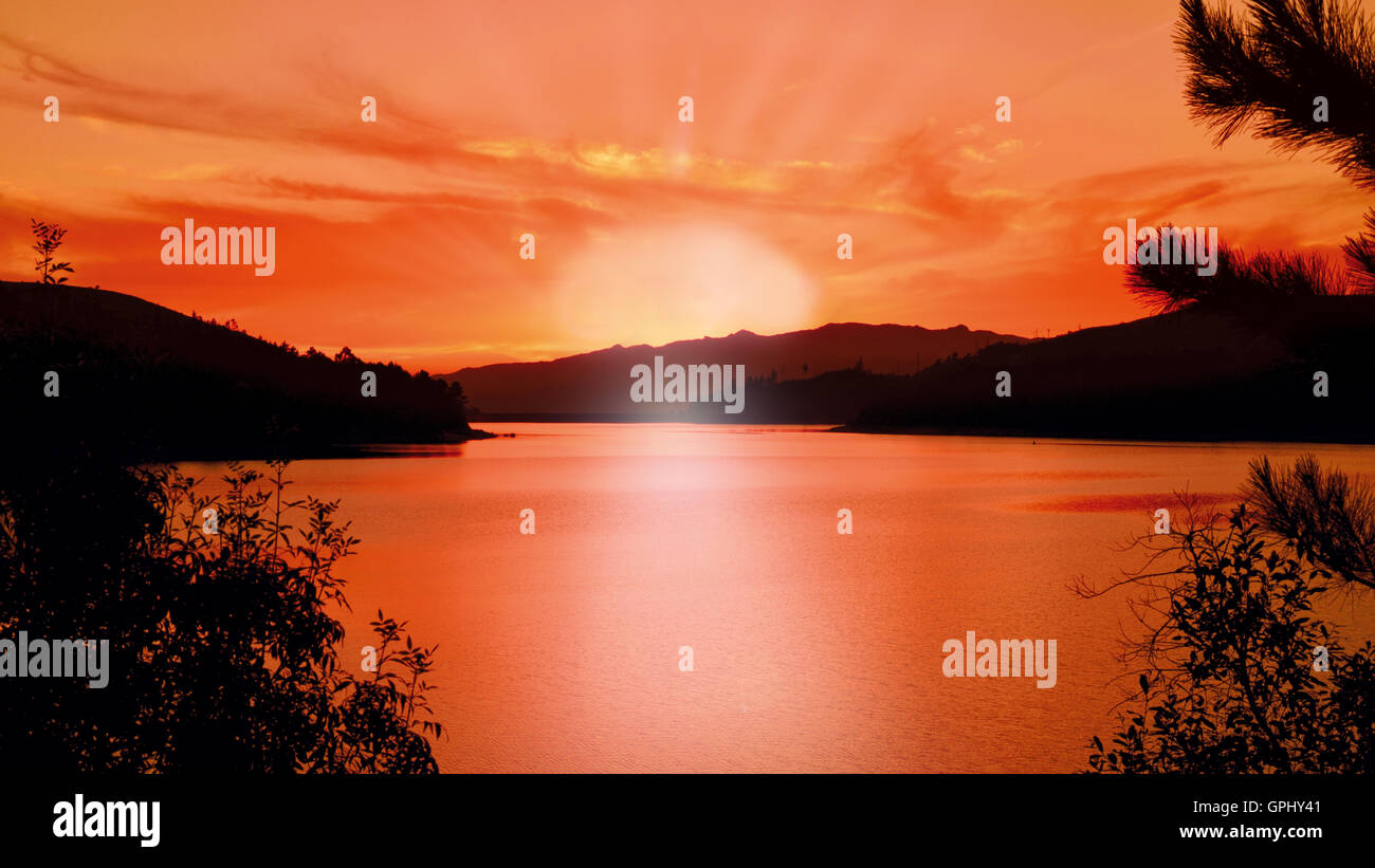 Scenic tramonto con cielo arancione al lago di montagna, parco nazionale di Panda Geres Foto Stock