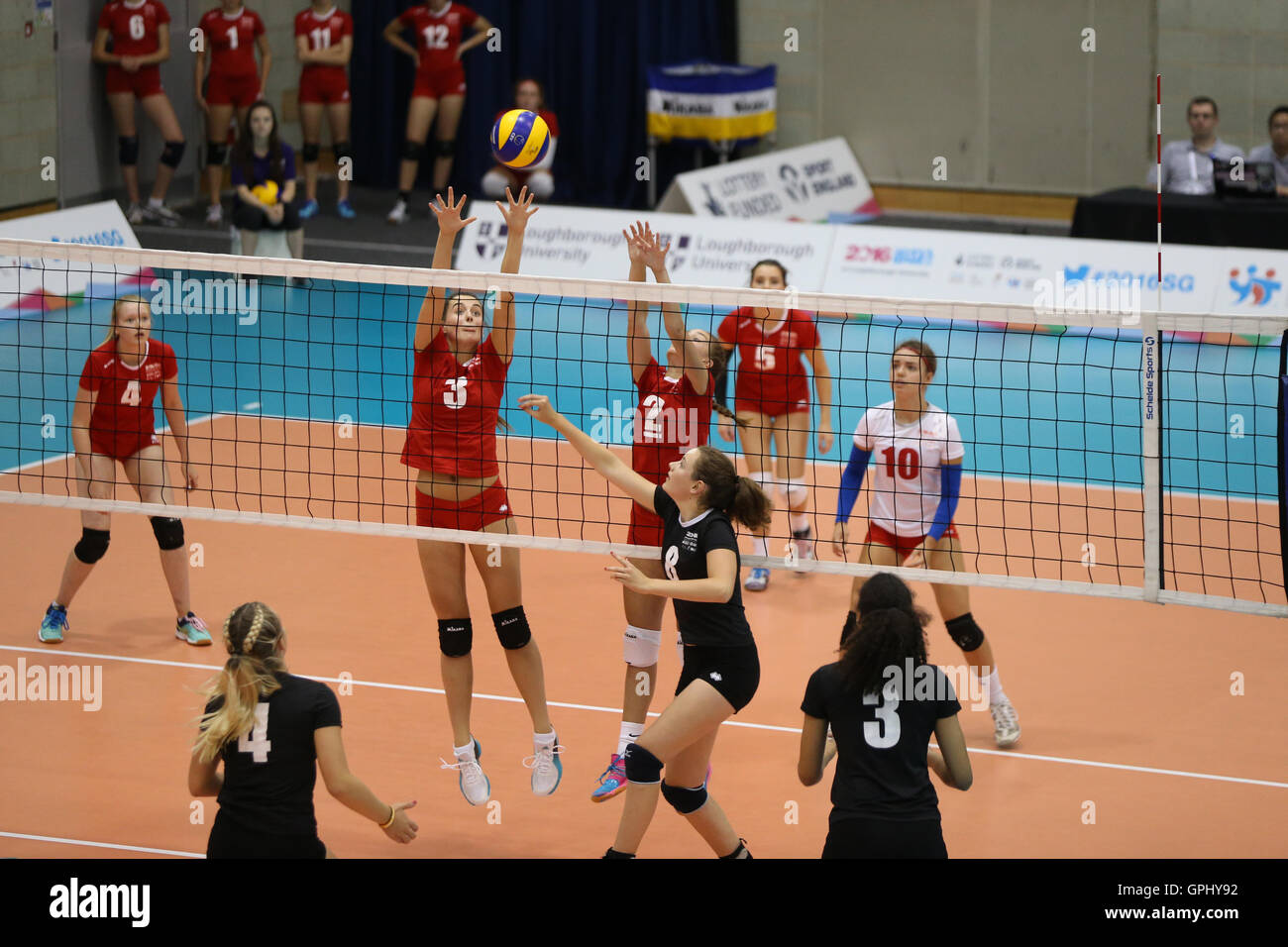 Azione di confronto tra Inghilterra Cadet ragazze e Inghilterra Junior ragazze nella pallavolo il giorno quattro del 2016 Giochi scuola presso Luniversita di Loughborough, Loughborough Foto Stock