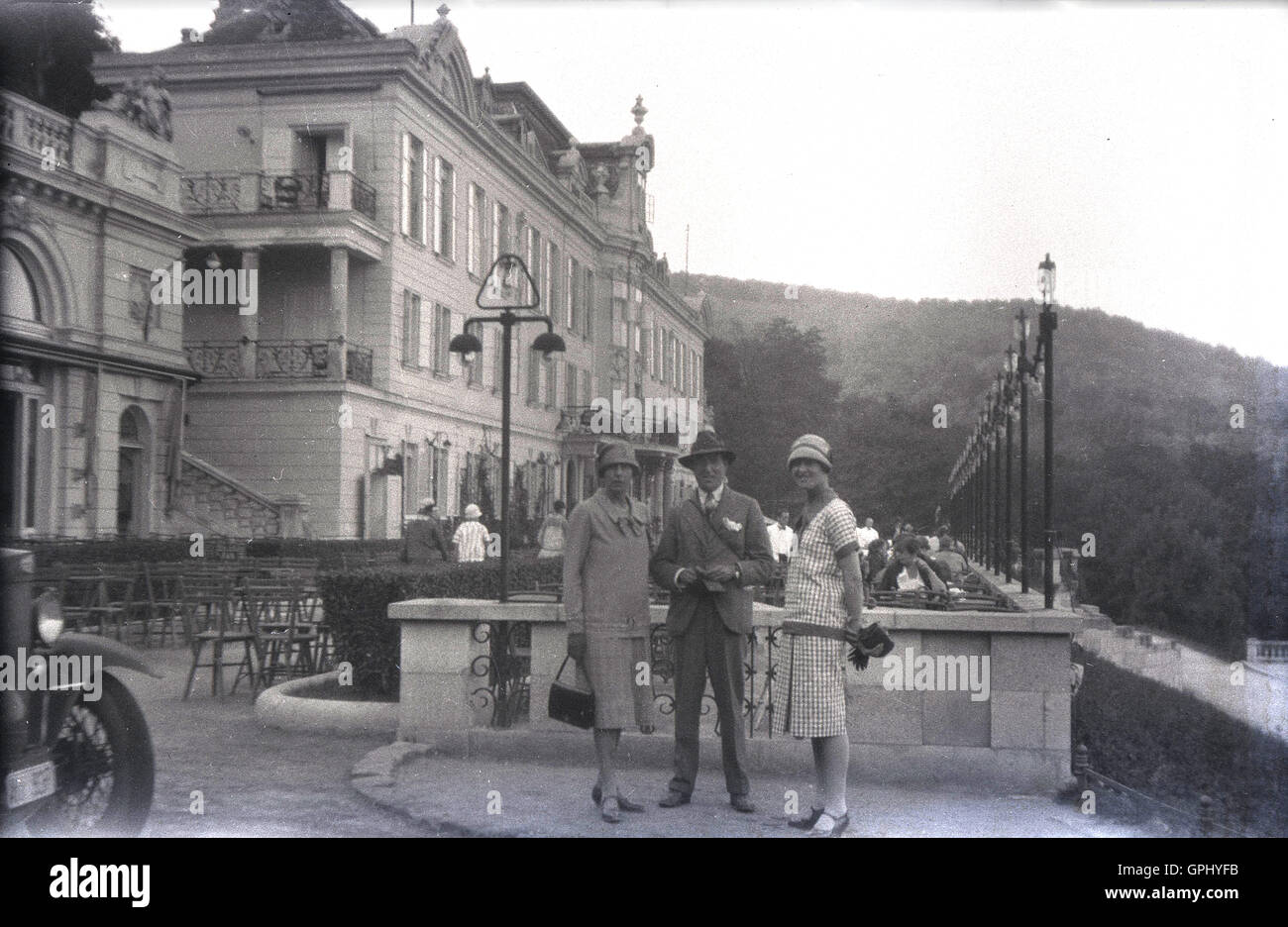 1920s, storico, scene di strada, Bratislava, Cecoslovacchia. Persone su Grand Tour posano per una foto. Foto Stock