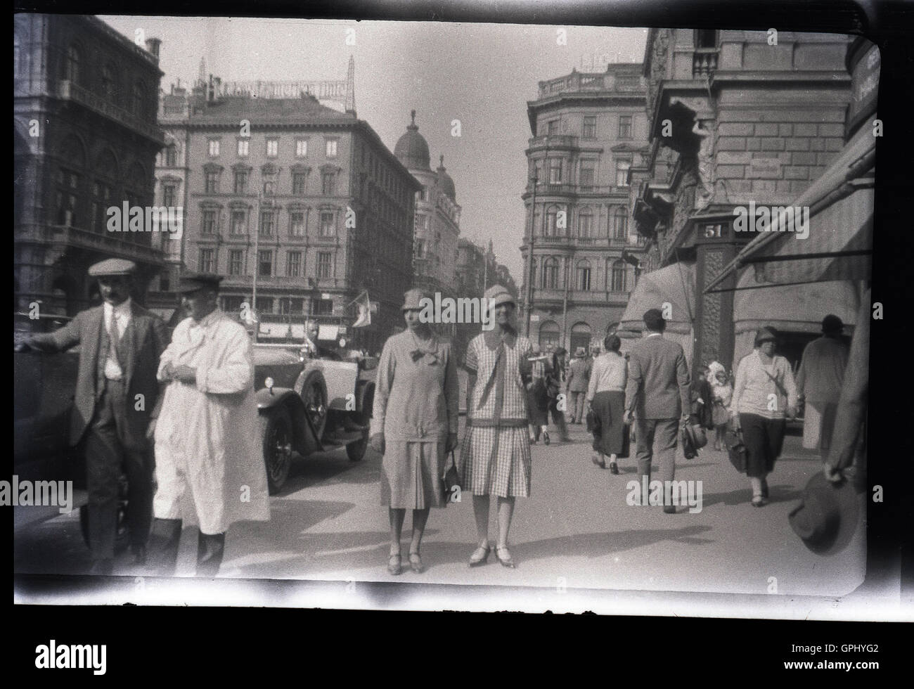 1920s, storico, scene di strada, Bratislava, Cecoslovacchia. I driver in attesa con le loro vetture turismo. Foto Stock