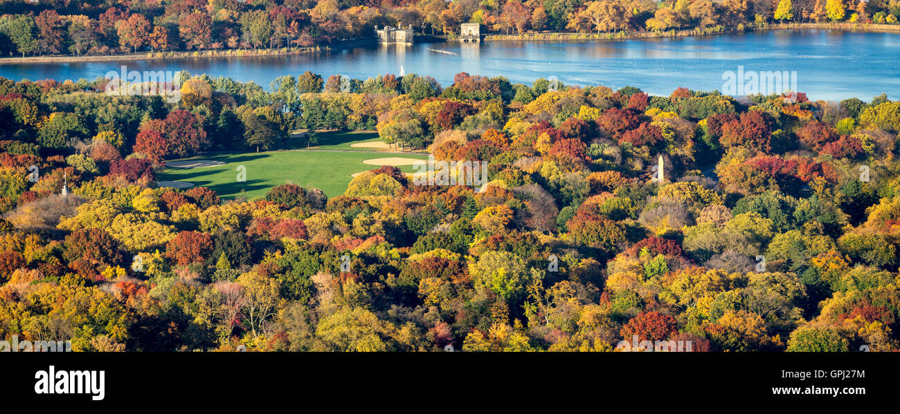 Vista aerea di Central Park, Jacqueline Kennedy Onassis serbatoio e il grande prato con colorati fogliame di autunno. La città di New York Foto Stock
